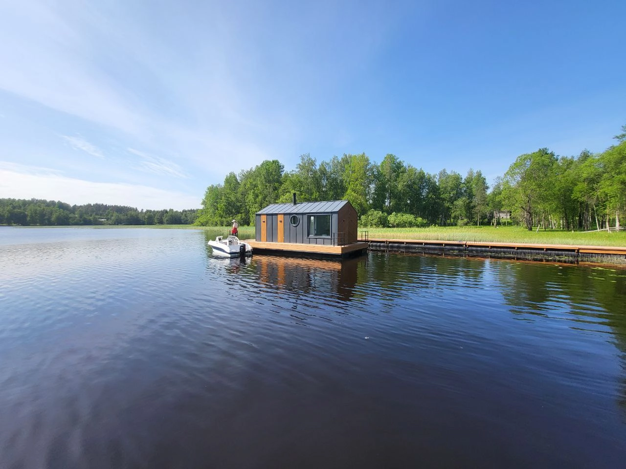 HOUSEBOAT BARN